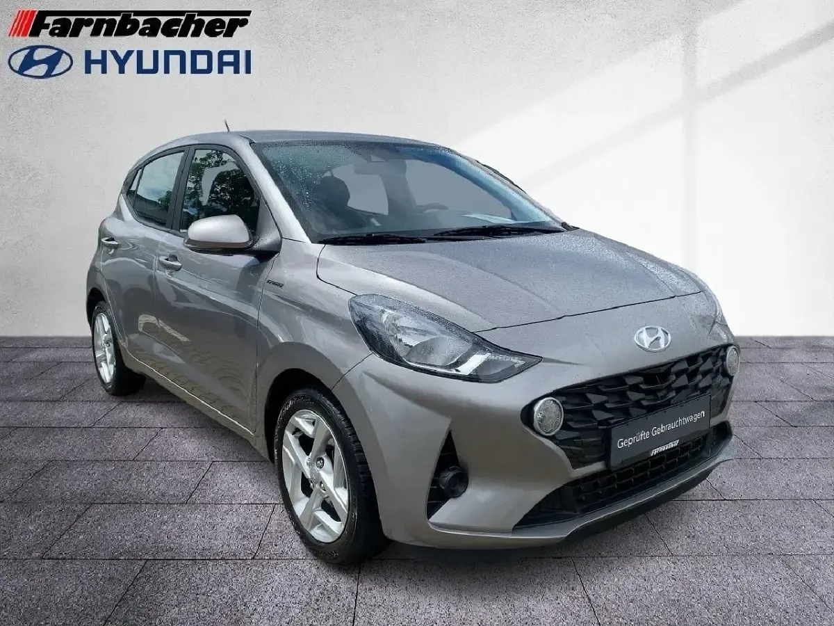 Gebraucht Hyundai i10 Trend 67 PS (49 kW) 2023 Brass / met Kleinwagen