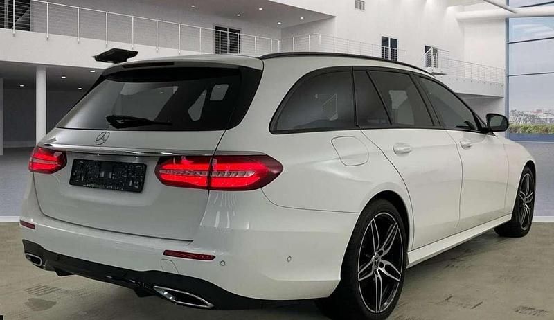 Gebraucht Mercedes E220 AMG line 194 PS (142 kW) 2017 Polarweiss  unilack Kombi