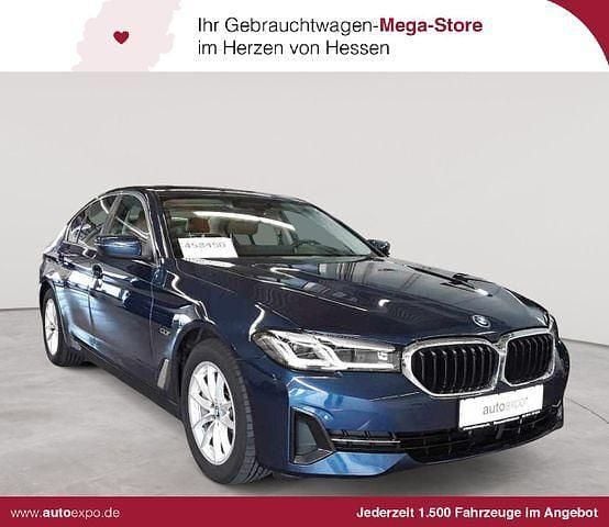 Phytonicblau metallic Gebraucht 2021 BMW 545e Sport Line Limousine | 37.190 € (Superpreis) - Bild 1/4