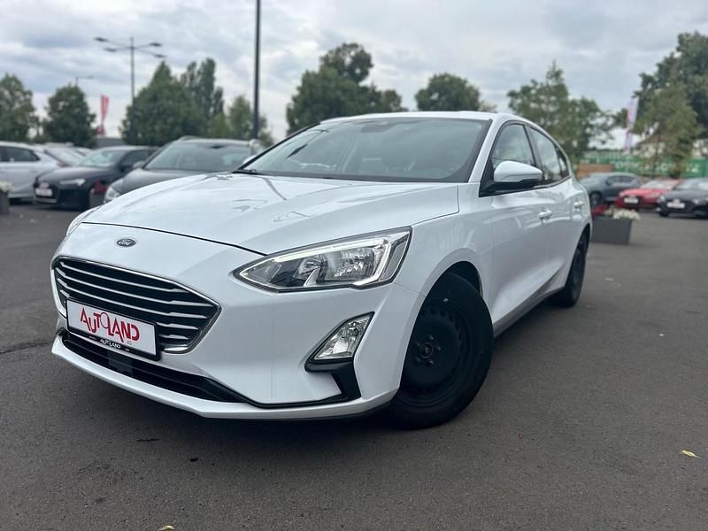 Weiss Gebraucht 2019 Ford Focus Cool & Connect Limousine | 11.990 € (Fairer Preis) - Bild 1/4