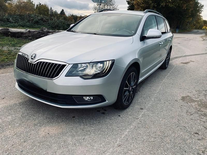 Silber Gebraucht 2015 Skoda Superb Kombi | 12.880 € (Guter Preis) - Bild 1/4