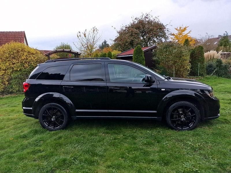 Schwarz Gebraucht 2014 Fiat Freemont Black Code SUV | 10.500 € (Fairer Preis) - Bild 1/4