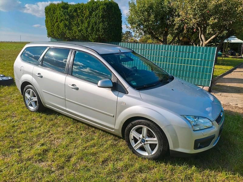 Silber Gebraucht 2005 Ford Focus Ghia Kombi | 1.200 € (Superpreis) - Bild 1/4