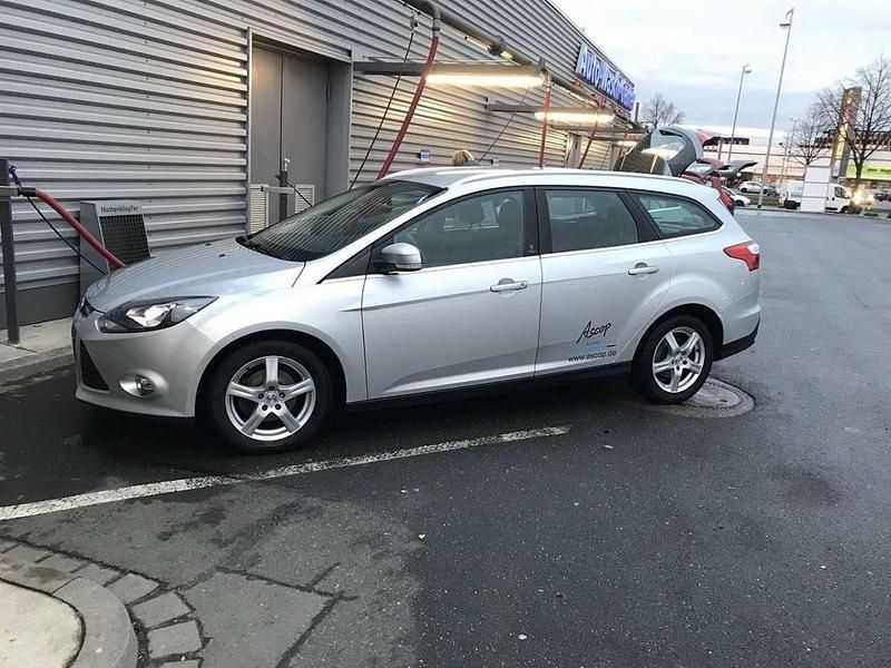Gebraucht Ford Focus Ambiente 95 PS (69 kW) 2013 Grau Kombi