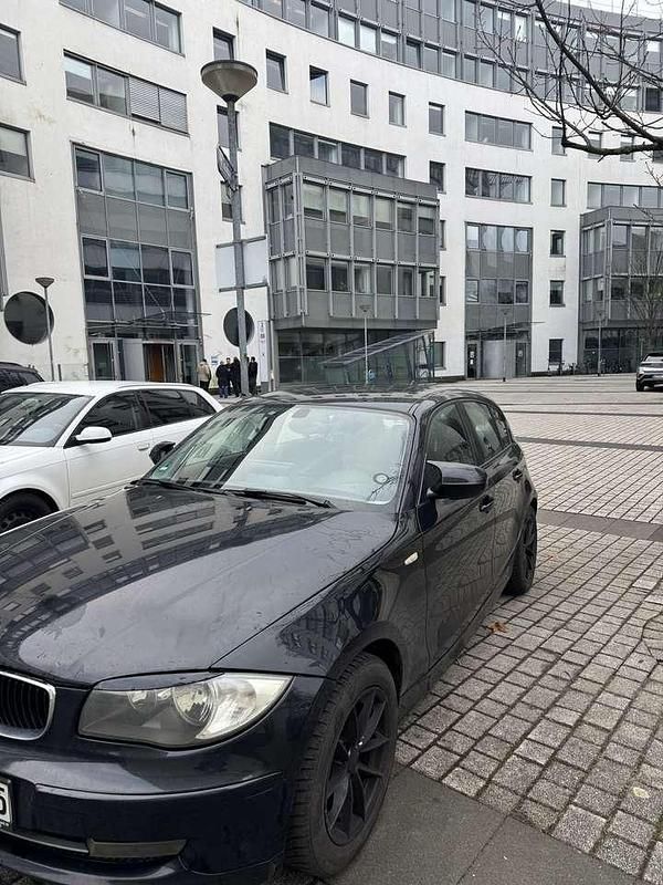 Gebraucht BMW 120 177 PS (130 kW) 2011 Schwarz Kleinwagen