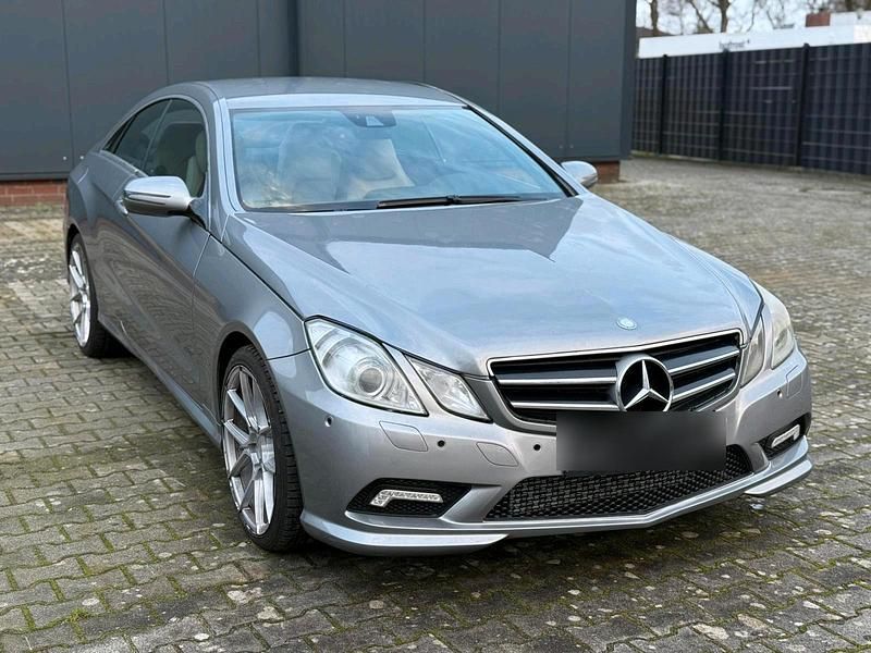 Grau Gebraucht 2010 Mercedes E350 Coupé | 9.499 € (Guter Preis) - Bild 1/4