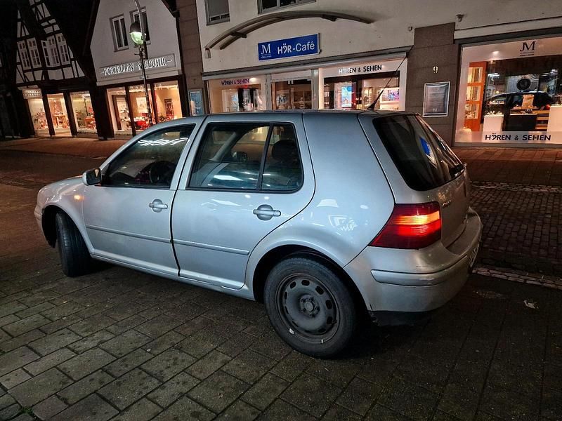 Grau Gebraucht 2003 VW Golf IV Limousine | 800 € (Fairer Preis) - Bild 1/4