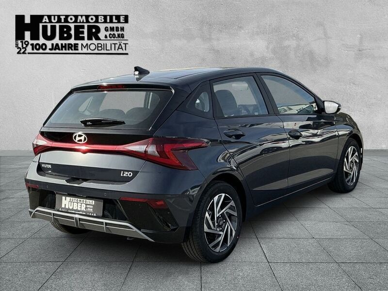 Neu Hyundai i20 Comfort 101 PS (74 kW) 2025 Grau metallic Limousine