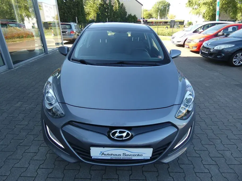 Gebraucht Hyundai i30 99 PS (72 kW) 2013 Grau Limousine