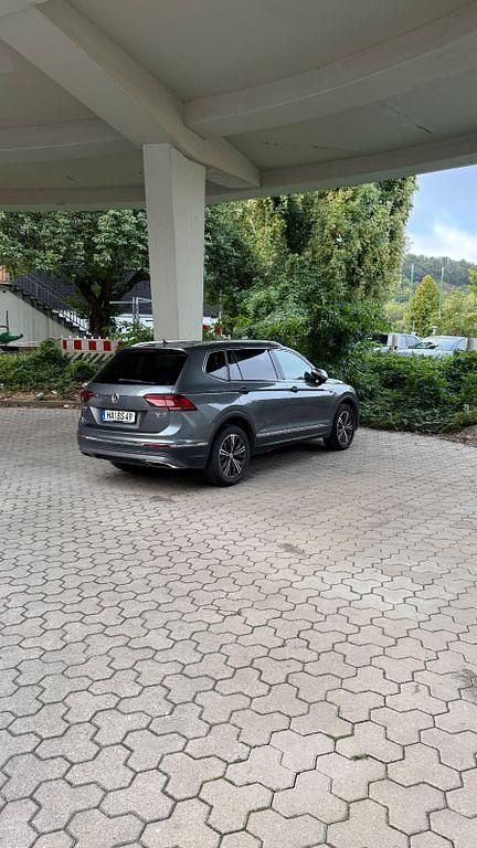 Grau Gebraucht 2018 VW Tiguan Allspace Highline SUV | 26.499 € (Fairer Preis) - Bild 1/4