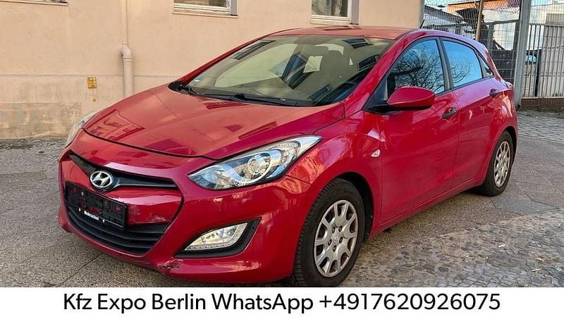 Gebraucht Hyundai i30 Trend 99 PS (72 kW) 2013 Rot Limousine