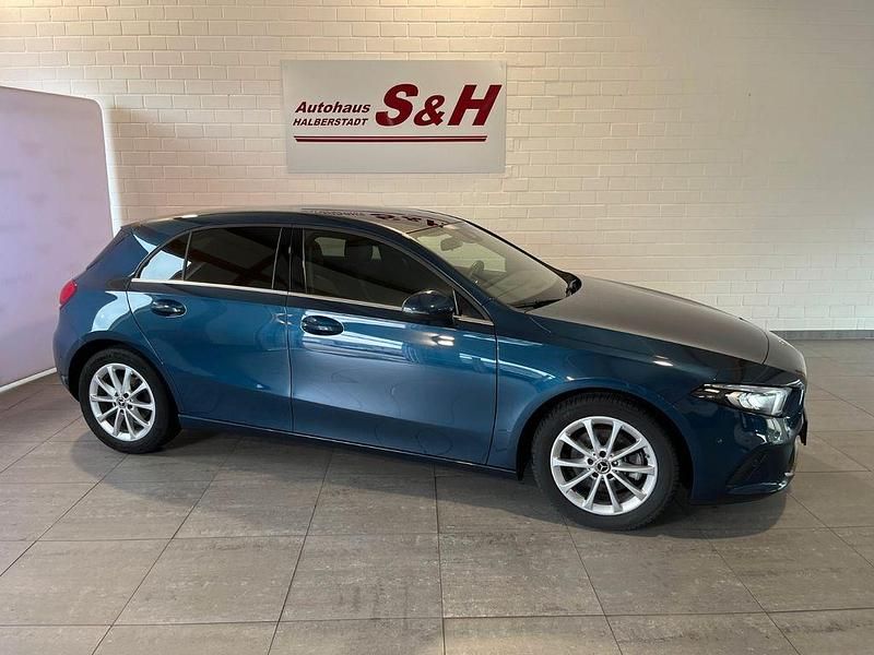 Blau Gebraucht 2022 Mercedes A180 Style SUV | 20.200 € (Guter Preis) - Bild 1/4