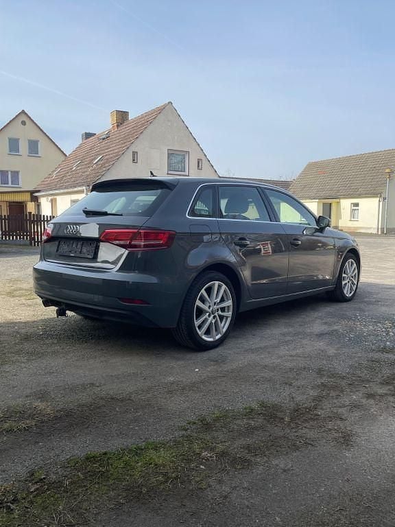 Gebraucht Audi A3 116 PS (85 kW) 2019 Grau Limousine