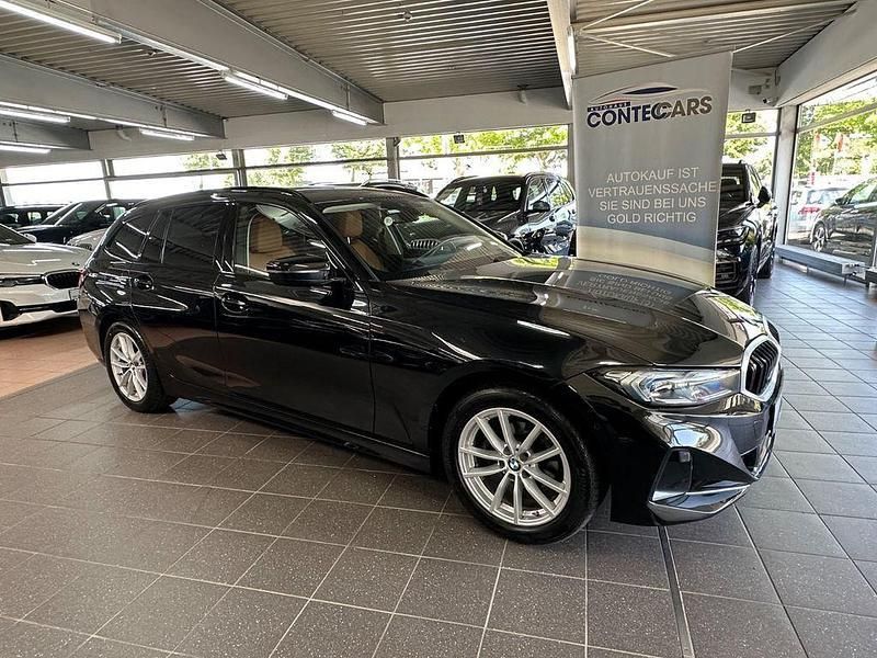 Black sapphire (metallic) Gebraucht 2023 BMW 318 Sport Line Kombi | 29.999 € (Fairer Preis) - Bild 1/4
