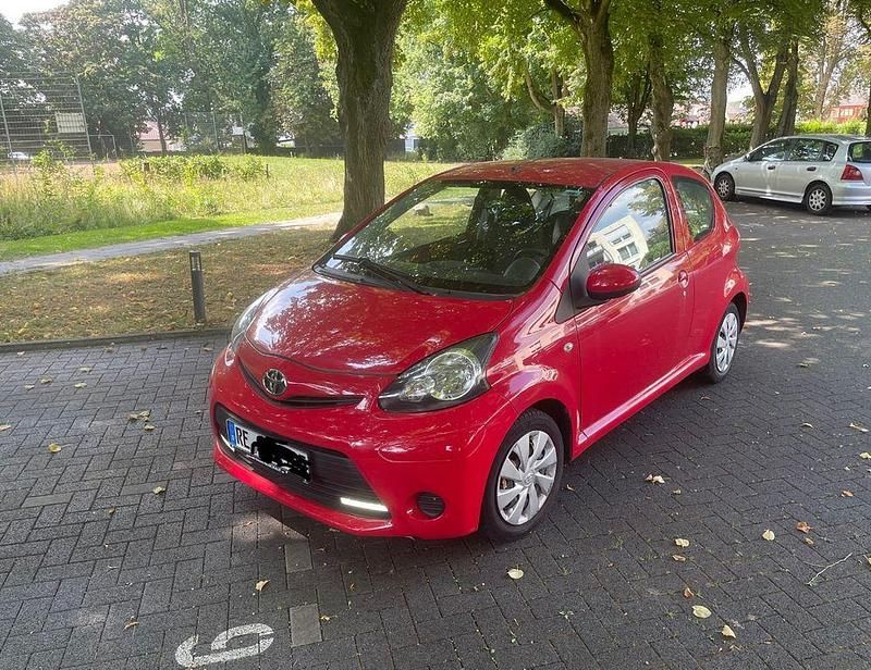 Rot Gebraucht 2013 Toyota Aygo Cool Kleinwagen | 3.690 € (Fairer Preis) - Bild 1/4