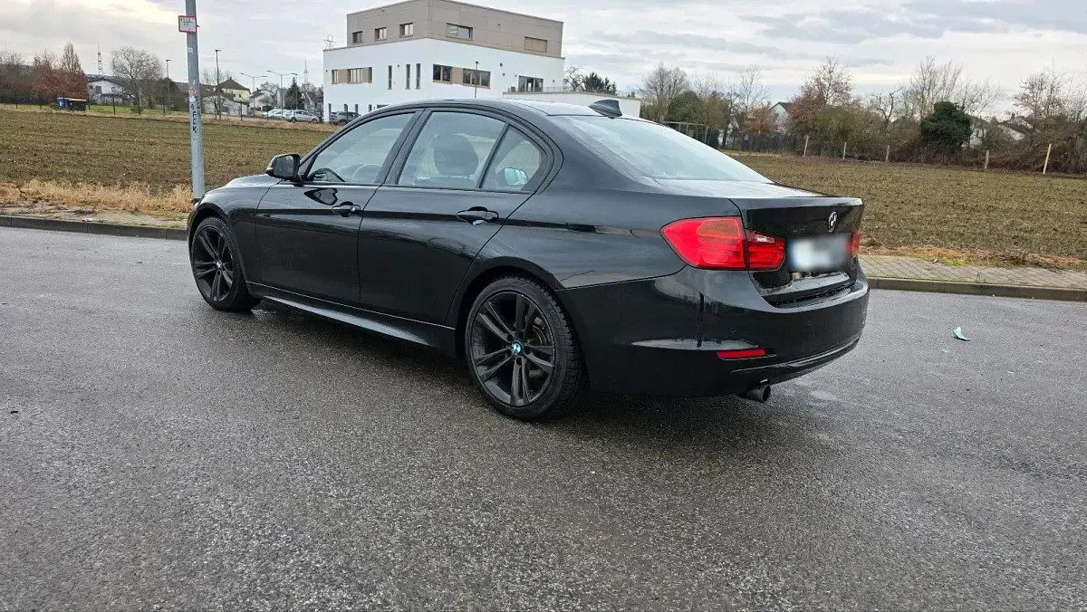 Gebraucht BMW 320 184 PS (135 kW) 2012 Schwarz Limousine
