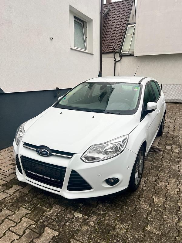 Weiß Gebraucht 2013 Ford Focus Limousine | 3.750 € - Bild 1/4