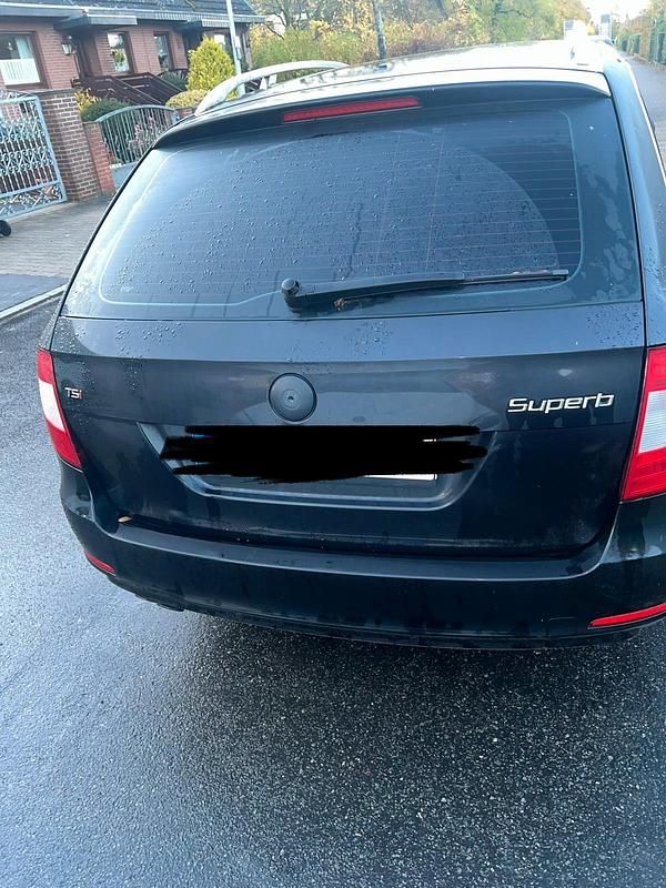 Schwarz Gebraucht 2012 Skoda Superb Limousine | 7.000 € (Fairer Preis) - Bild 1/4