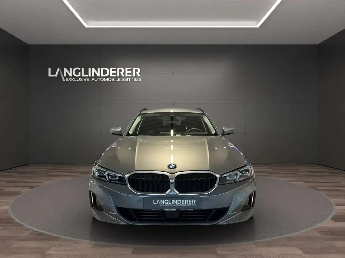 Gebraucht BMW 320 190 PS (139 kW) 2024 Skyscraper grau metallic Kombi