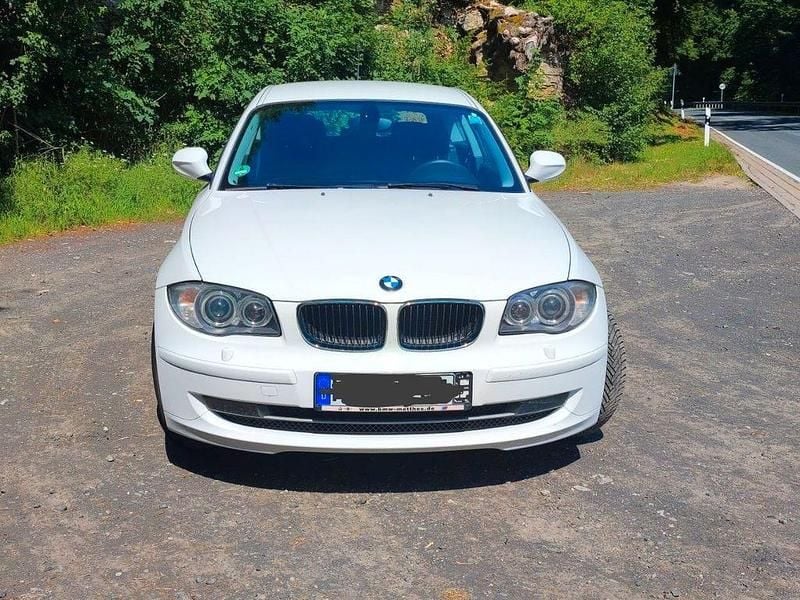 Weiß Gebraucht 2012 BMW 116 Lifestyle Kleinwagen | 6.400 € (Guter Preis) - Bild 1/4