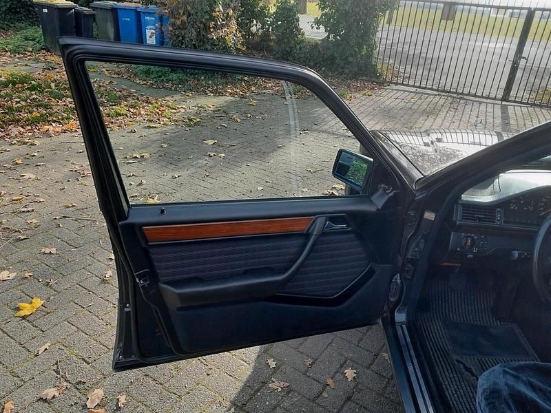 Gebraucht Mercedes E260 160 PS (117 kW) 1992 Grau Limousine