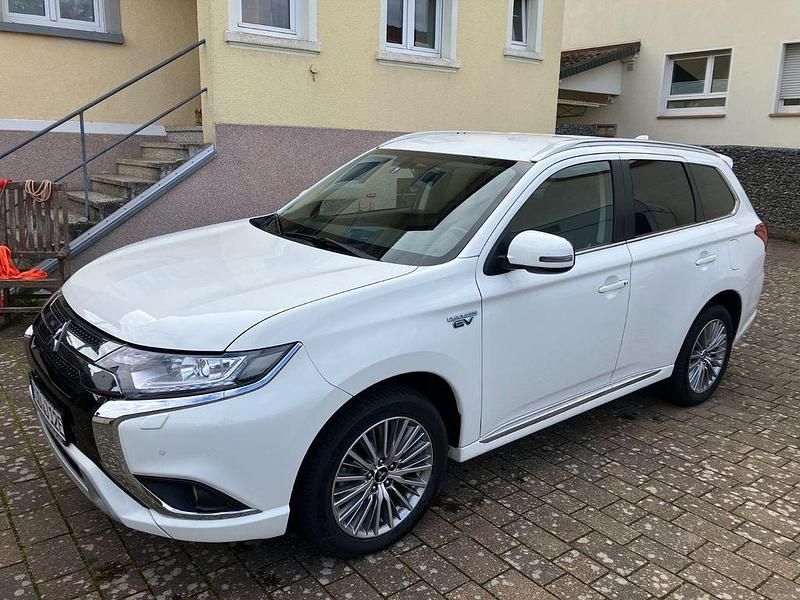 Weiß Gebraucht 2021 Mitsubishi Outlander P-HEV Basis SUV | 22.200 € (Fairer Preis) - Bild 1/4