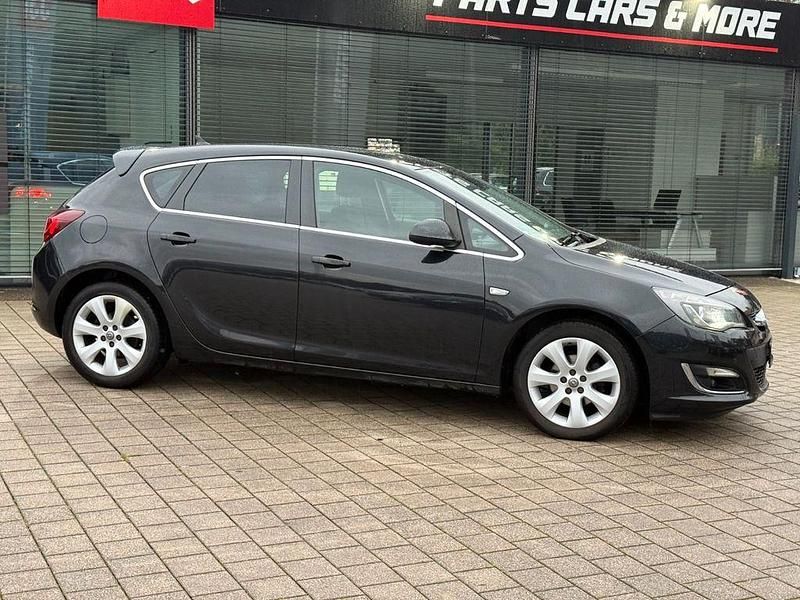 Gebraucht Opel Astra Exklusiv 140 PS (102 kW) 2014 Schwarz Limousine