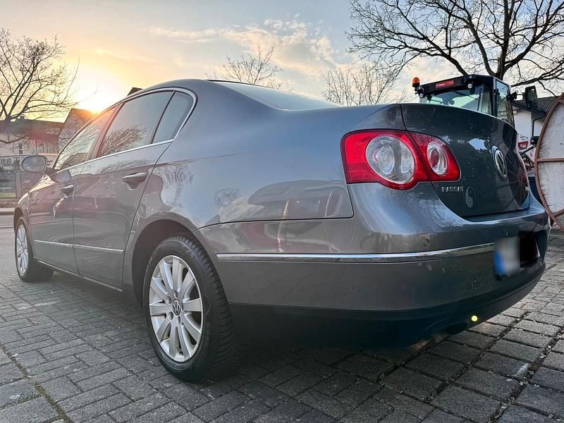 Second-hand VW Passat 140 CP (102 kW) 2005 Gri Berlinǎ