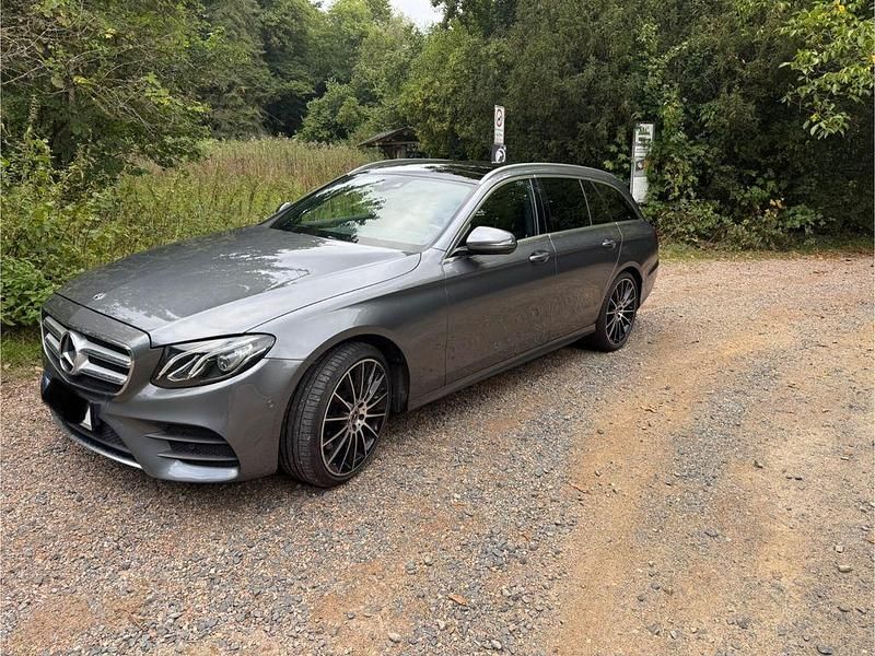 Grau Gebraucht 2017 Mercedes E400 AMG line Limousine | 33.400 € (Fairer Preis) - Bild 1/4