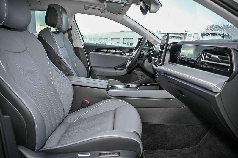 Gebraucht VW Passat Elegance 150 PS (110 kW) 2024 Oryxweiß perlmutteffekt Kombi