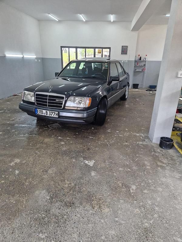 Gebraucht Mercedes E250 136 PS (100 kW) 1994 Schwarz Limousine