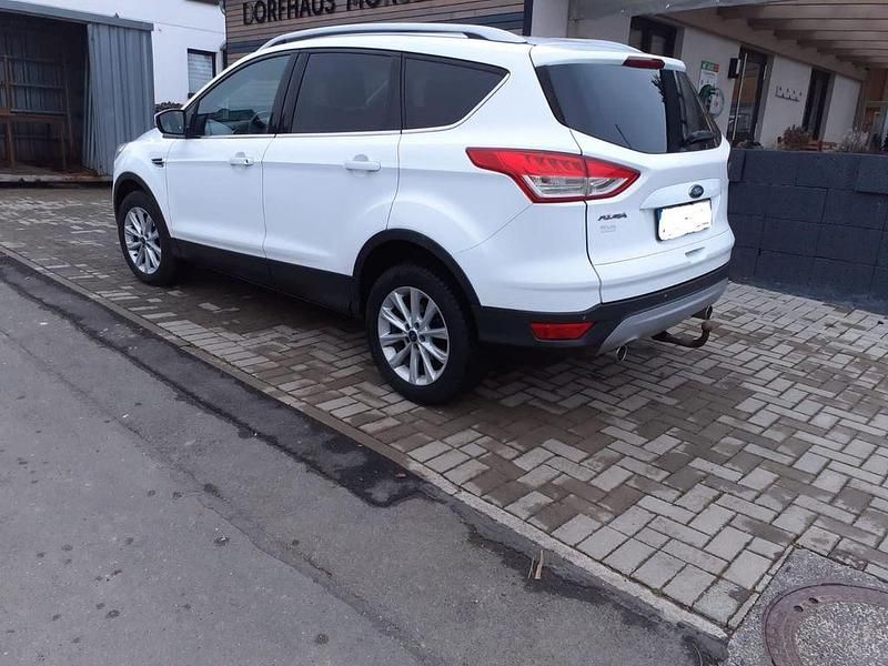 Gebraucht Ford Kuga Titanium 150 PS (110 kW) 2016 Weiß SUV