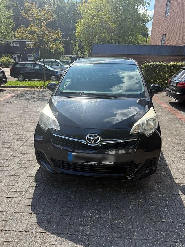 Schwarz Gebraucht 2012 Toyota Verso-S Van / Kleinbus | 3.550 € (Guter Preis) - Bild 1/4