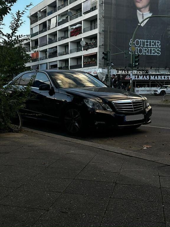 Schwarz Gebraucht 2009 Mercedes E250 Avantgarde Limousine | 10.500 € (Teuer) - Bild 1/4