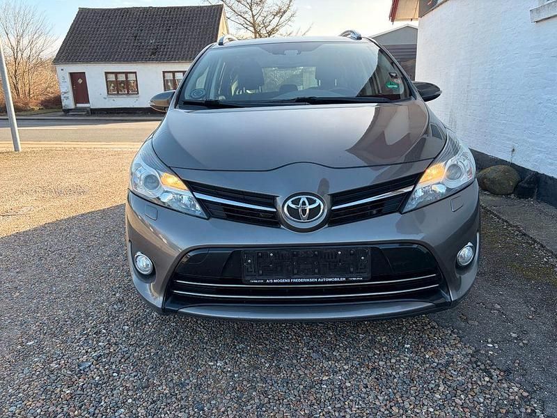 Gebraucht Toyota Verso Limited 147 PS (108 kW) 2017 Grau Van / Kleinbus