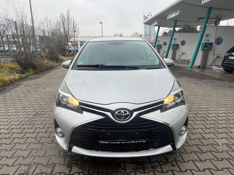 Silber Gebraucht 2016 Toyota Yaris Comfort Limousine | 8.499 € (Fairer Preis) - Bild 1/4