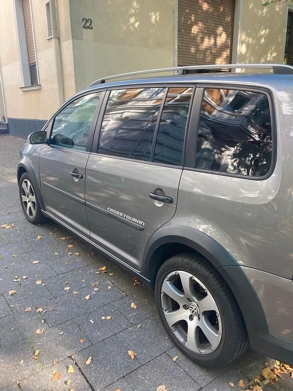 Grau Gebraucht 2007 VW Touran Van / Kleinbus | 3.699 € (Fairer Preis) - Bild 1/4