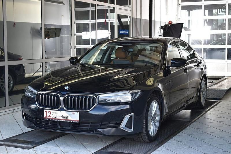 Schwarz Gebraucht 2021 BMW 545e Luxury Line Limousine | 35.700 € (Teuer) - Bild 1/4