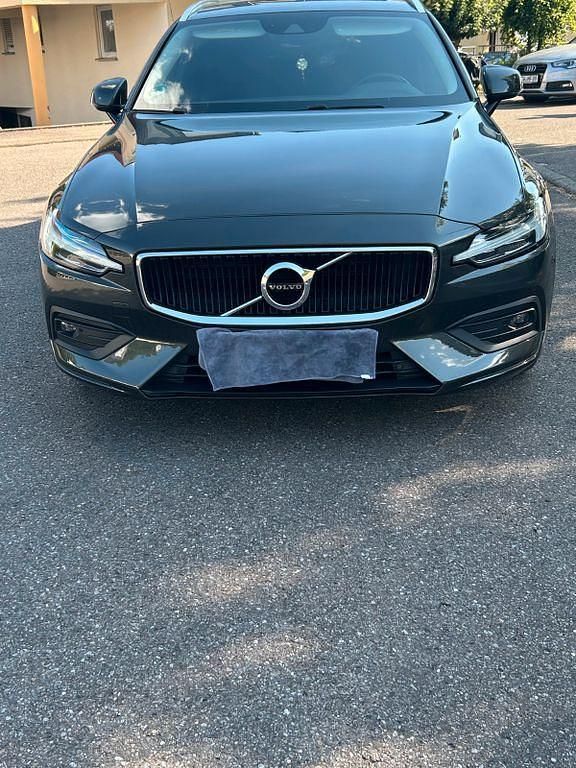 Grau Gebraucht 2020 Volvo V60 Momentum Kombi | 20.300 € (Guter Preis) - Bild 1/4