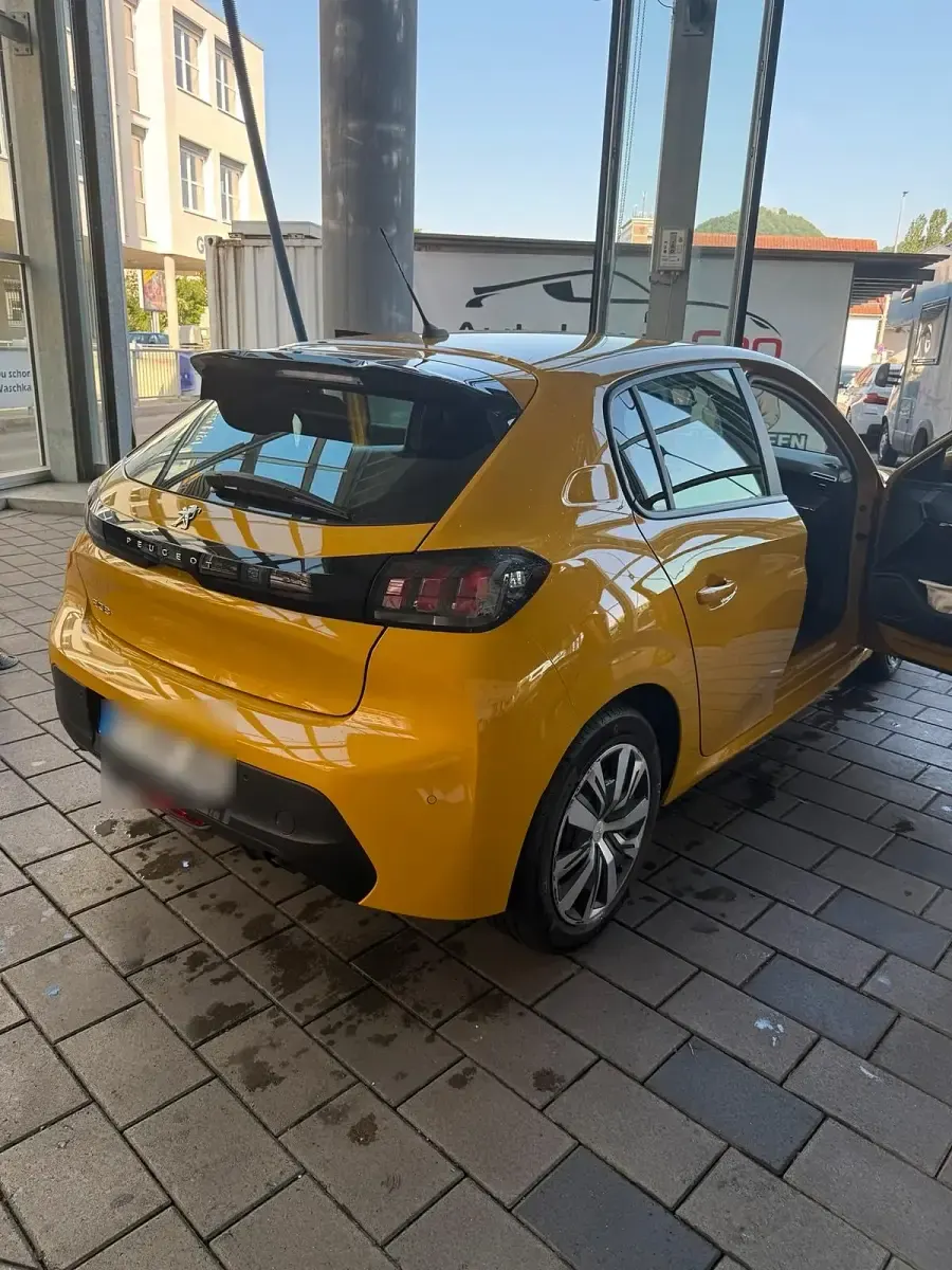 Gebraucht Peugeot 208 101 PS (74 kW) 2020 Gelb Kleinwagen