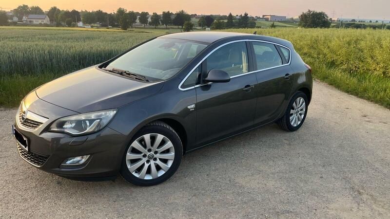Braun Gebraucht 2011 Opel Astra Kombi | 3.490 € (Guter Preis) - Bild 1/4