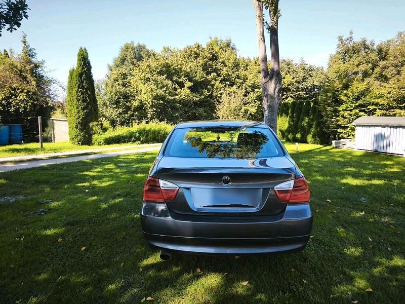 Grau Gebraucht 2007 BMW 318 Limousine | 2.900 € (Fairer Preis) - Bild 1/4