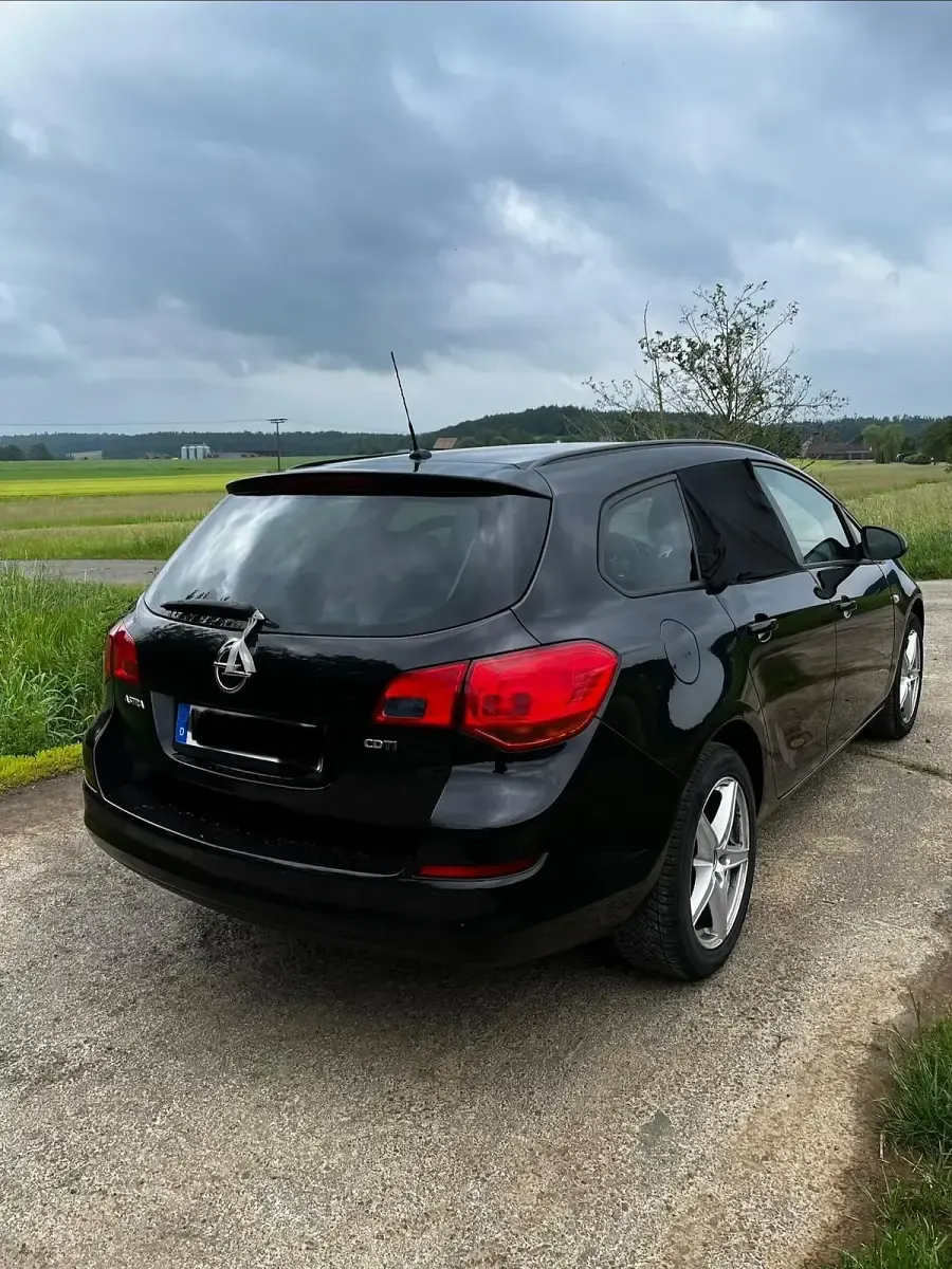 Gebraucht Opel Astra 125 PS (91 kW) 2011 Schwarz Kombi