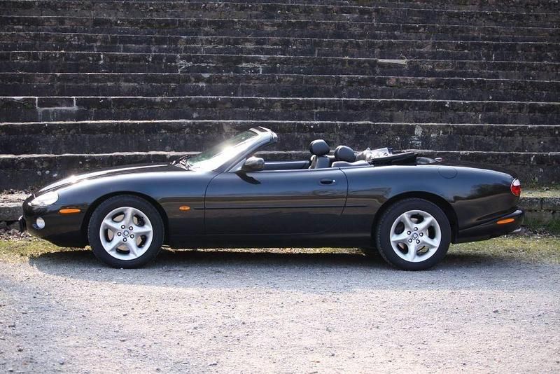 Używany Jaguar XK8 284 KM (208 kW) 2001 Czarny Kabriolet