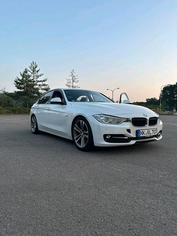 Weiß Gebraucht 2012 BMW 320 Limousine | 11.000 € (Teuer) - Bild 1/4