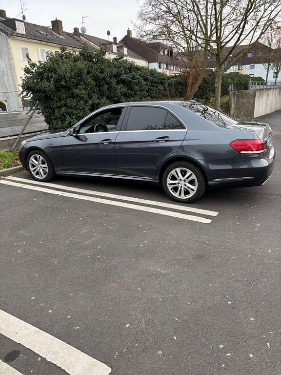 Gebraucht Mercedes E220 Avantgarde 170 PS (125 kW) 2013 Andere farben Limousine