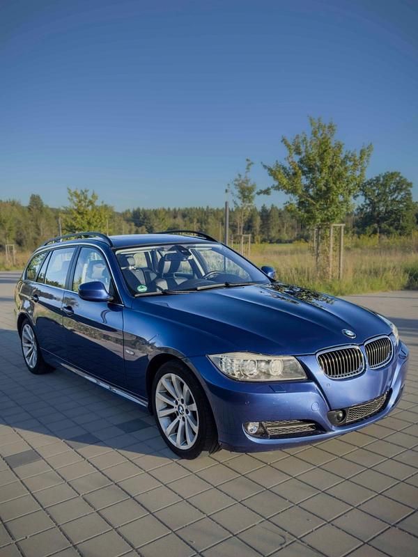 Blau Gebraucht 2009 BMW 330 Kombi | 9.650 € (Fairer Preis) - Bild 1/4