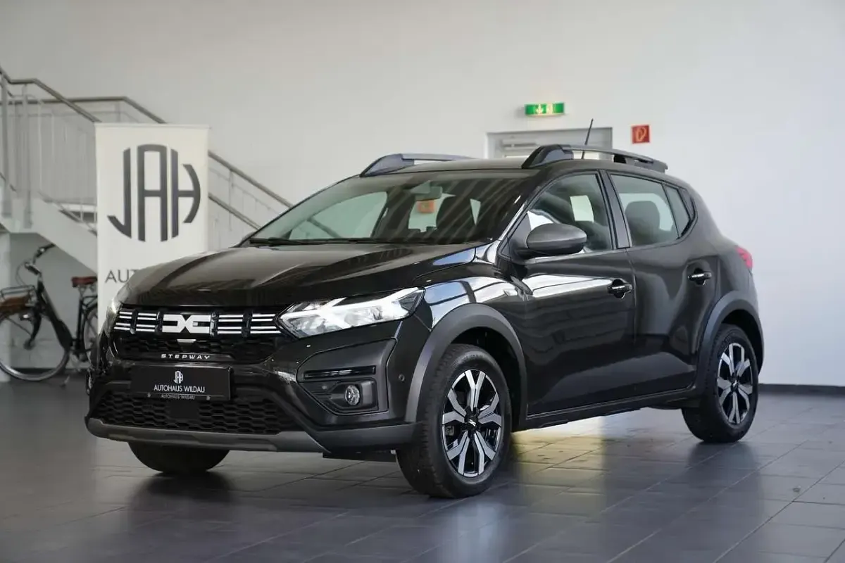 Gebraucht Dacia Sandero Expression 110 PS (80 kW) 2023 Perlmuttschwarz Limousine