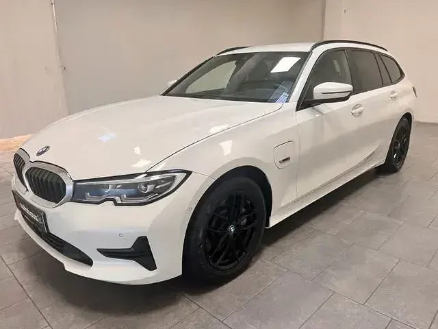Gebraucht BMW 330e Advantage 252 PS (185 kW) 2022 Andere Limousine