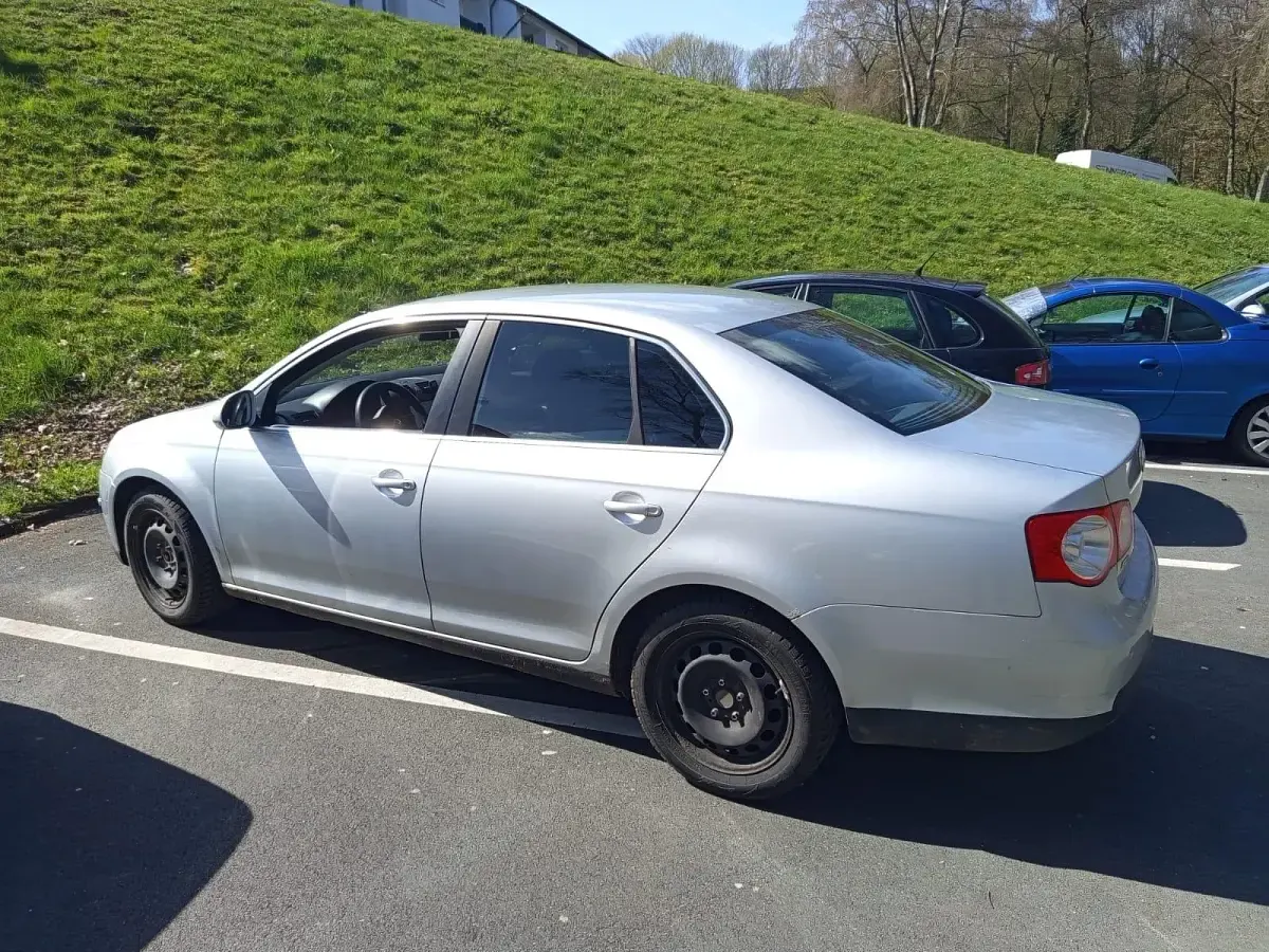 Używany VW Jetta 105 KM (77 kW) 2007 Szary Sedan/Limuzyna
